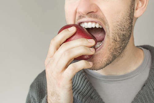 strong teeth eating apple